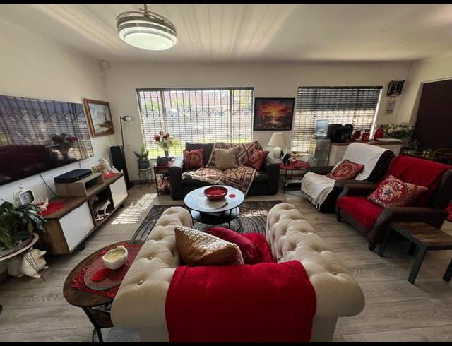 3 BEDROOM HOUSE FOR SALE IN GREENHILLS